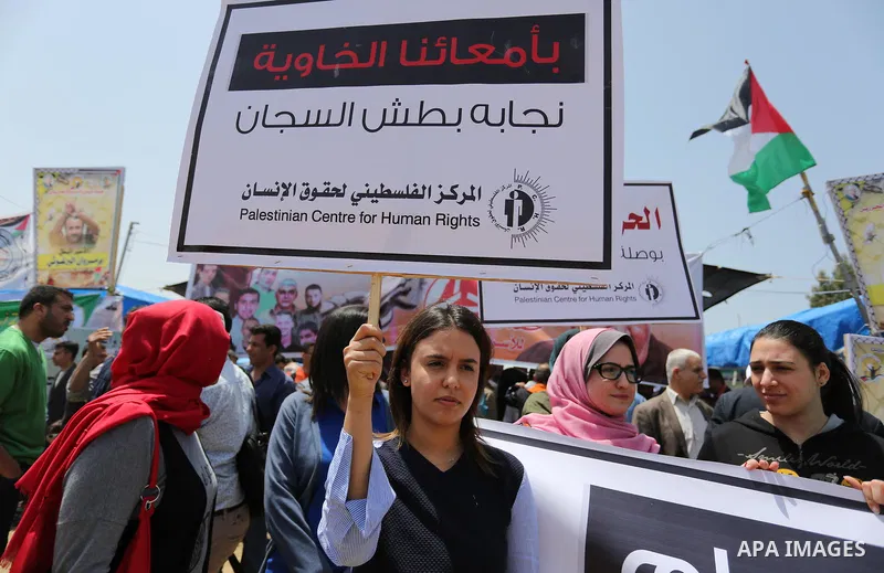 Palestinians take part in a protest to show solidarity with Palestinian prisoners on hunger strike in Israeli jails, in Gaza city on April 27, 2017. Photo by Ashraf Amra