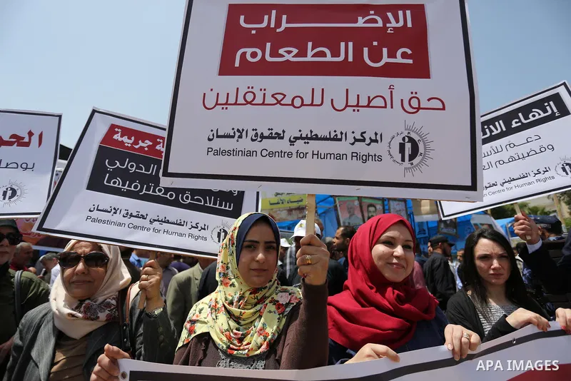 Palestinians take part in a protest to show solidarity with Palestinian prisoners on hunger strike in Israeli jails, in Gaza city on April 27, 2017. Photo by Ashraf Amra