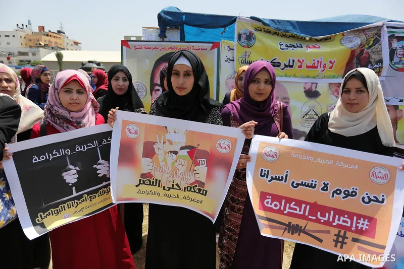 Palestinians take part in a protest to show solidarity with Palestinian prisoners on hunger strike in Israeli jails, in Gaza city on April 27, 2017. Photo by Ashraf Amra