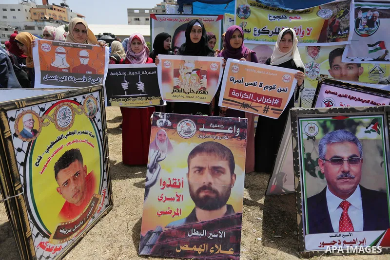 Palestinians take part in a protest to show solidarity with Palestinian prisoners on hunger strike in Israeli jails, in Gaza city on April 27, 2017. Photo by Ashraf Amra