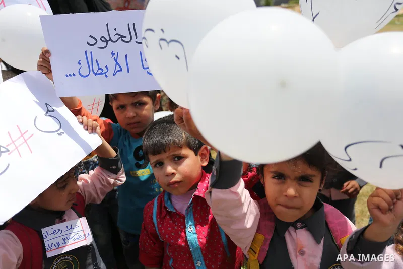 Palestinians take part in a protest to show solidarity with Palestinian prisoners on hunger strike in Israeli jails, in Gaza city on April 27, 2017. Photo by Ashraf Amra