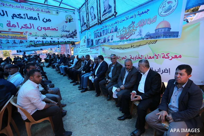 Palestinians take part in a protest to show solidarity with Palestinian prisoners on hunger strike in Israeli jails, in Gaza city on April 27, 2017. Photo by Ashraf Amra