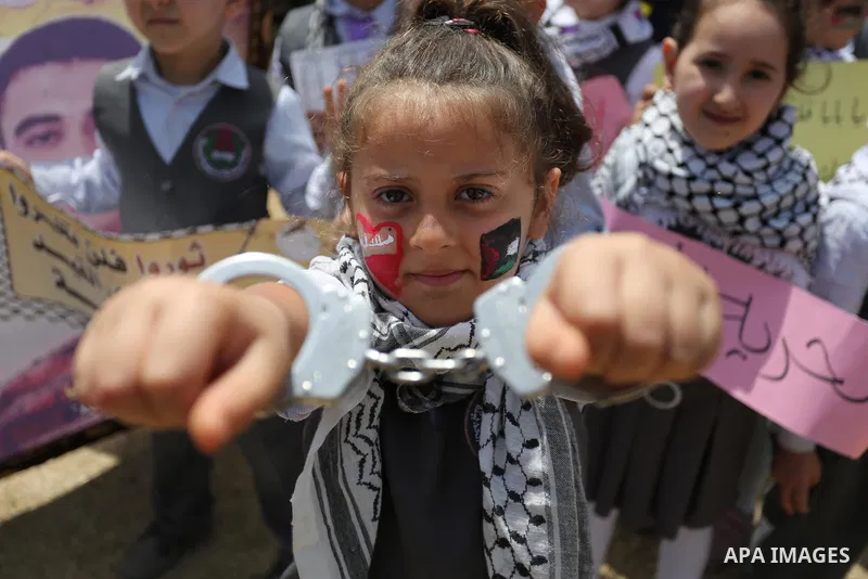 Palestinians take part in a protest to show solidarity with Palestinian prisoners on hunger strike in Israeli jails, in Gaza city on April 27, 2017. Photo by Ashraf Amra