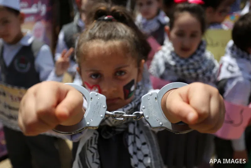 Palestinians take part in a protest to show solidarity with Palestinian prisoners on hunger strike in Israeli jails, in Gaza city on April 27, 2017. Photo by Ashraf Amra