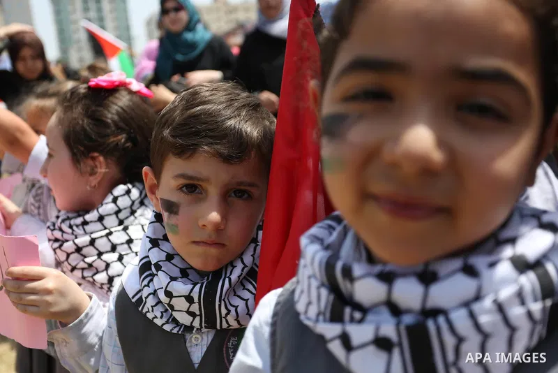 Palestinians take part in a protest to show solidarity with Palestinian prisoners on hunger strike in Israeli jails, in Gaza city on April 27, 2017. Photo by Ashraf Amra