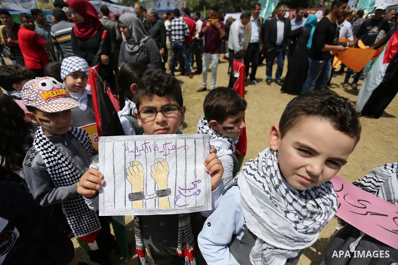 Palestinians take part in a protest to show solidarity with Palestinian prisoners on hunger strike in Israeli jails, in Gaza city on April 27, 2017. Photo by Ashraf Amra