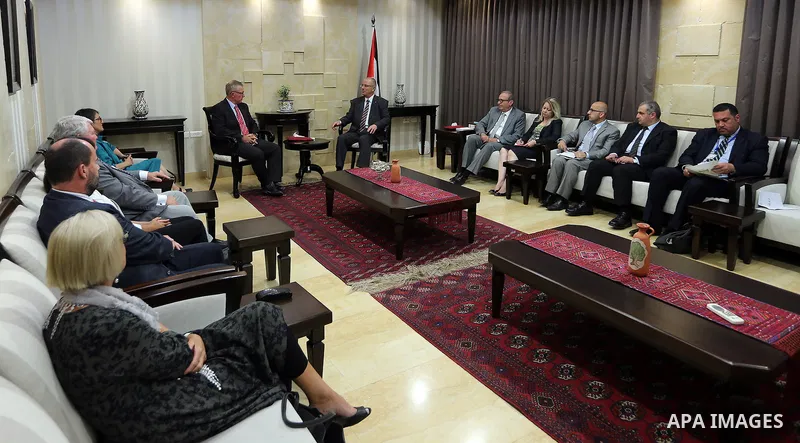 Palestinian Prime Minister, Rami Hamdallah, meets with a delegation of Australia, in West Bank city of Ramallah, on April 27, 2017. Photo by Prime Minister Office