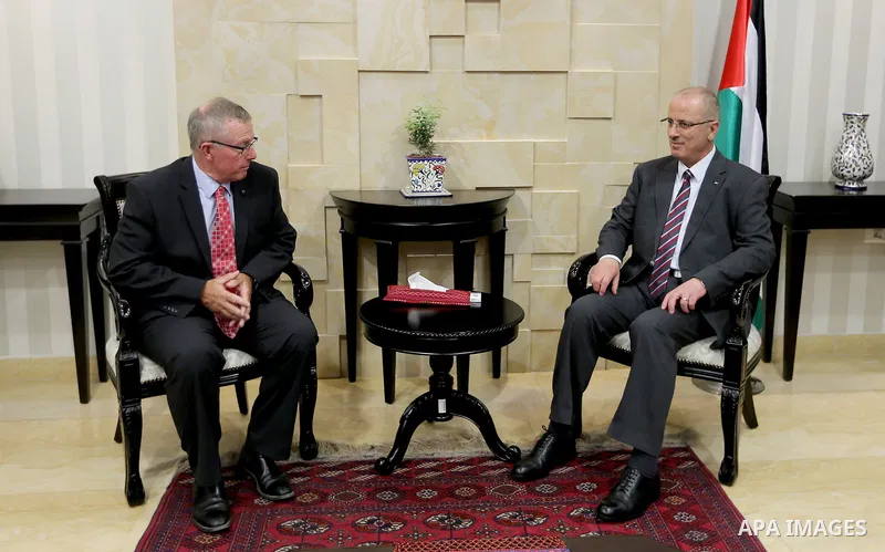 Palestinian Prime Minister, Rami Hamdallah, meets with a delegation of Australia, in West Bank city of Ramallah, on April 27, 2017. Photo by Prime Minister Office