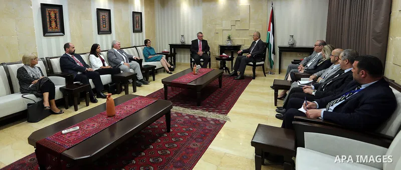 Palestinian Prime Minister, Rami Hamdallah, meets with a delegation of Australia, in West Bank city of Ramallah, on April 27, 2017. Photo by Prime Minister Office