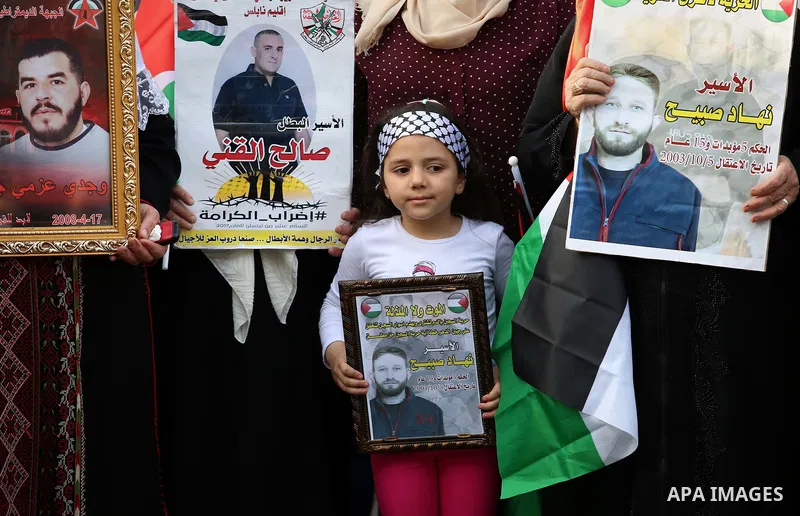 Protesters hold Palestine flags as they take part in a protest to show solidarity with Palestinian prisoners on hunger strike in Israeli jails, in the West Bank city of Nablus on April 27, 2017. Photo by Ayman Ameen