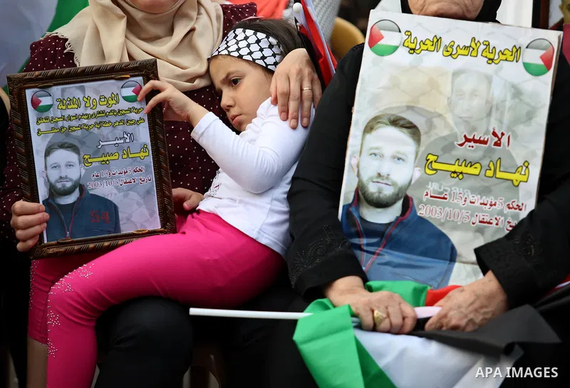 Protesters hold Palestine flags as they take part in a protest to show solidarity with Palestinian prisoners on hunger strike in Israeli jails, in the West Bank city of Nablus on April 27, 2017. Photo by Ayman Ameen