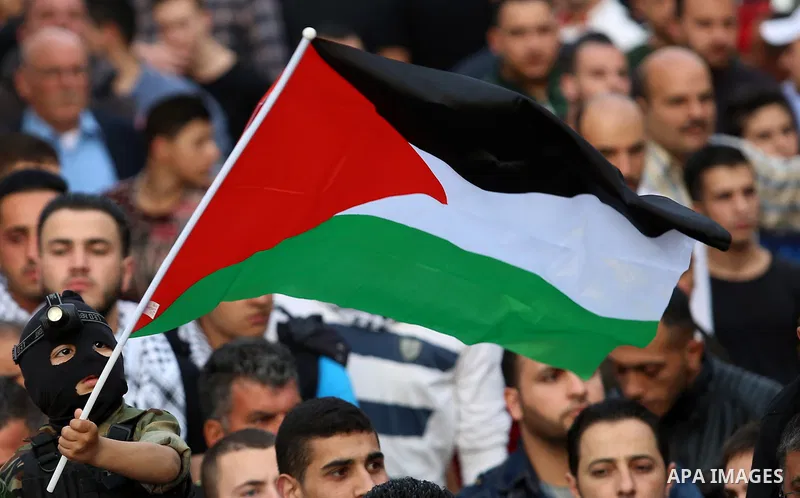 Protesters hold Palestine flags as they take part in a protest to show solidarity with Palestinian prisoners on hunger strike in Israeli jails, in the West Bank city of Nablus on April 27, 2017. Photo by Ayman Ameen