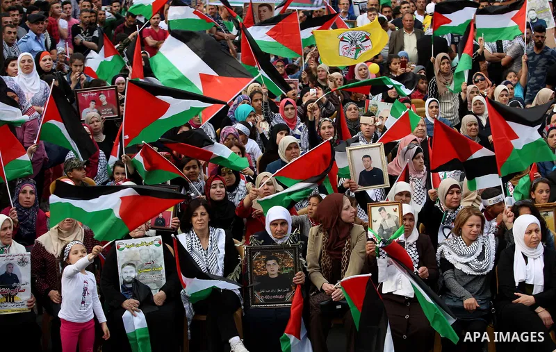 Protesters hold Palestine flags as they take part in a protest to show solidarity with Palestinian prisoners on hunger strike in Israeli jails, in the West Bank city of Nablus on April 27, 2017. Photo by Ayman Ameen