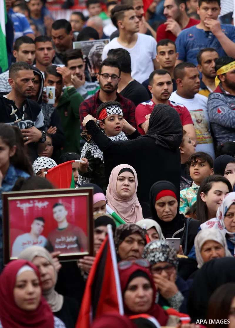 Protesters hold Palestine flags as they take part in a protest to show solidarity with Palestinian prisoners on hunger strike in Israeli jails, in the West Bank city of Nablus on April 27, 2017. Photo by Ayman Ameen