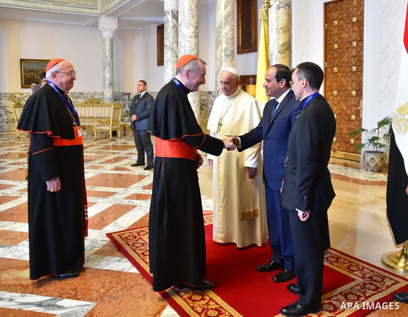 Egyptian President Abdel Fattah al-Sisi shakes hands with clergymen as Pope Francis looks on during a meeting at the presidential palace in Cairo, during an official visit to Egypt on April 28, 2017. Pope Francis began a...