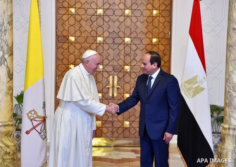 Egyptian President Abdel Fattah al-Sisi shakes hands with Pope Francis upon the latter's arrival at the presidential palace in Cairo, during an official visit to Egypt on April 28, 2017. Pope Francis began a visit to Egy...