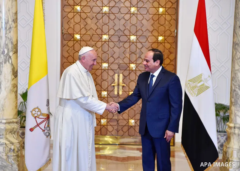 Egyptian President Abdel Fattah al-Sisi shakes hands with Pope Francis upon the latter's arrival at the presidential palace in Cairo, during an official visit to Egypt on April 28, 2017. Pope Francis began a visit to Egy...