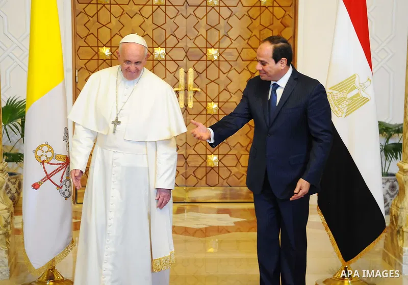 Egyptian President Abdel Fattah al-Sisi welcomes Pope Francis upon the latter's arrival at the presidential palace in Cairo, during an official visit to Egypt on April 28, 2017. Pope Francis began a visit to Egypt to pro...