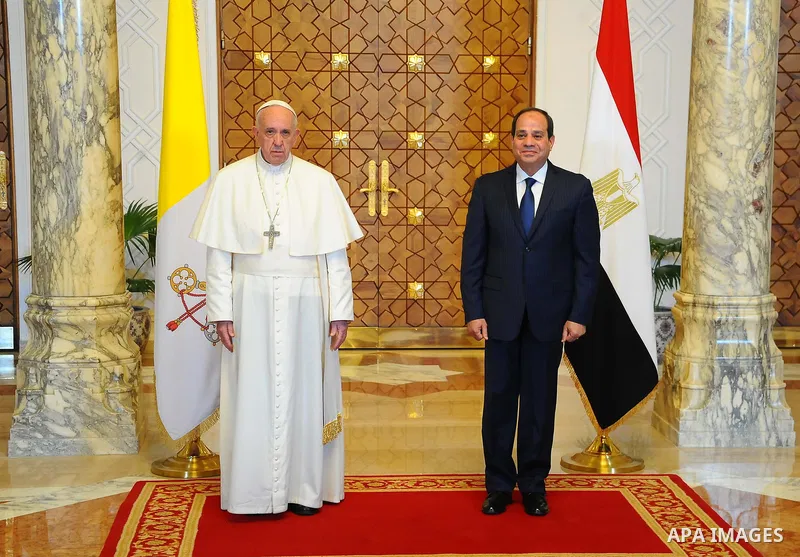 Egyptian President Abdel Fattah al-Sisi welcomes Pope Francis upon the latter's arrival at the presidential palace in Cairo, during an official visit to Egypt on April 28, 2017. Pope Francis began a visit to Egypt to pro...