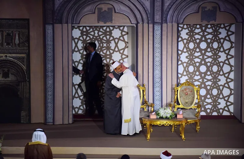 Pope Francis and Sheikh Ahmed al-Tayeb, the Grand Imam of Al-Azhar, embrace during a visit of the Pope to the prestigious Sunni institution in Cairo on April 28, 2017. Pope Francis began a visit to Egypt to promote "unit...