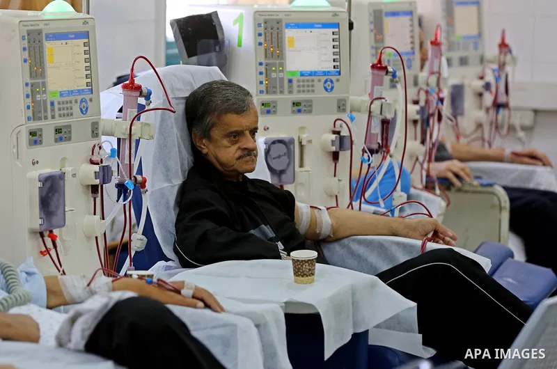 A Palestinian patient man gets his kidneys washed at the dialysis department in the Al-Shifa hospital during the worsening crisis of power outages in Gaza City on April 29, 2017. Photo by Ashraf Amra