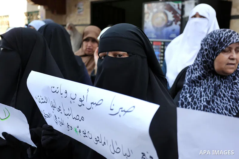 Palestinian women hold placards during a protest demanding end an Israeli blockade of the Gaza Strip, at Al-Shifa hospital in Gaza City on April 29, 2017. Photo by Ashraf Amra