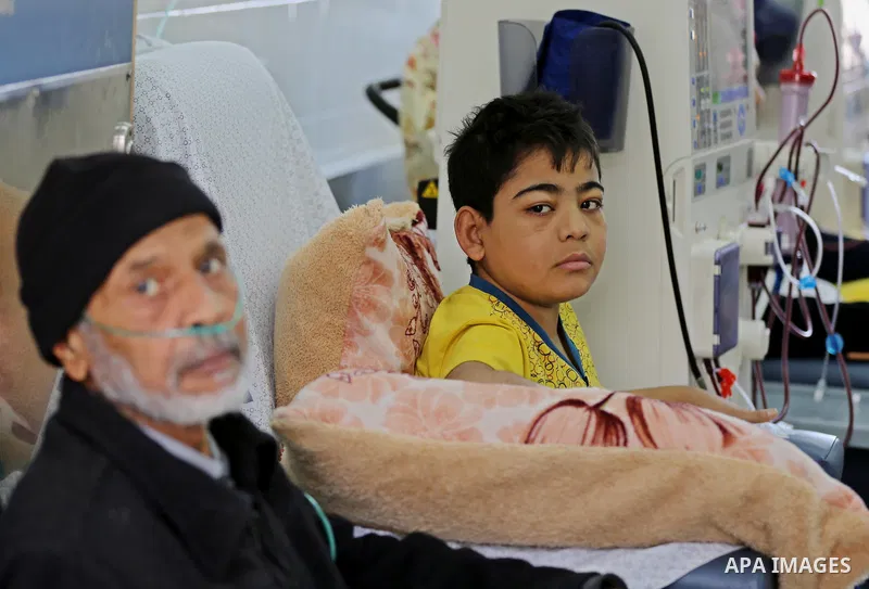 Palestinian patients get their kidneys washed at the dialysis department in the Al-Shifa hospital during the worsening crisis of power outages in Gaza City on April 29, 2017. Photo by Ashraf Amra