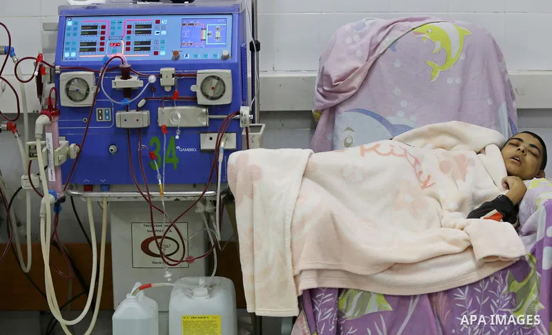 A Palestinian patient boy gets his kidneys washed at the dialysis department in the Al-Shifa hospital during the worsening crisis of power outages in Gaza City on April 29, 2017. Photo by Ashraf Amra