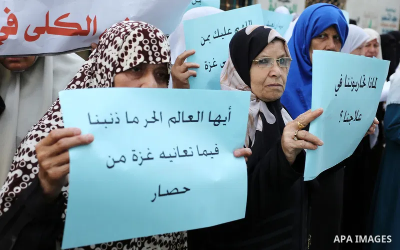 Palestinian women hold placards during a protest demanding end an Israeli blockade of the Gaza Strip, at Al-Shifa hospital in Gaza City on April 29, 2017. Photo by Ashraf Amra