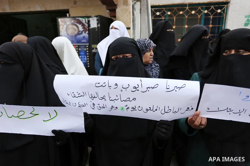 Palestinian women hold placards during a protest demanding end an Israeli blockade of the Gaza Strip, at Al-Shifa hospital in Gaza City on April 29, 2017. Photo by Ashraf Amra
