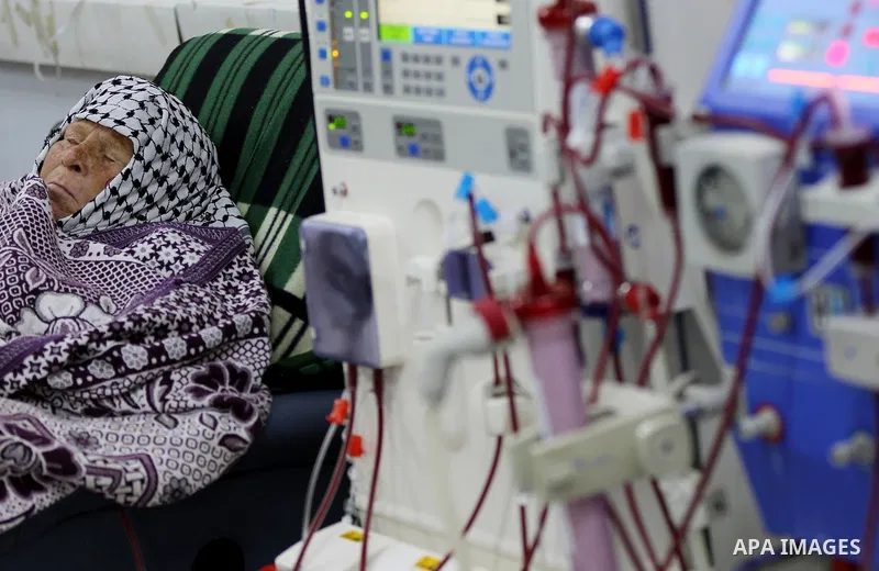 A Palestinian patient woman gets her kidneys washed at the dialysis department in the Al-Shifa hospital during the worsening crisis of power outages in Gaza City on April 29, 2017. Photo by Ashraf Amra
