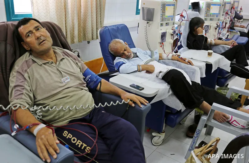 Palestinian patients get their kidneys washed at the dialysis department in the Al-Shifa hospital during the worsening crisis of power outages in Gaza City on April 29, 2017. Photo by Ashraf Amra