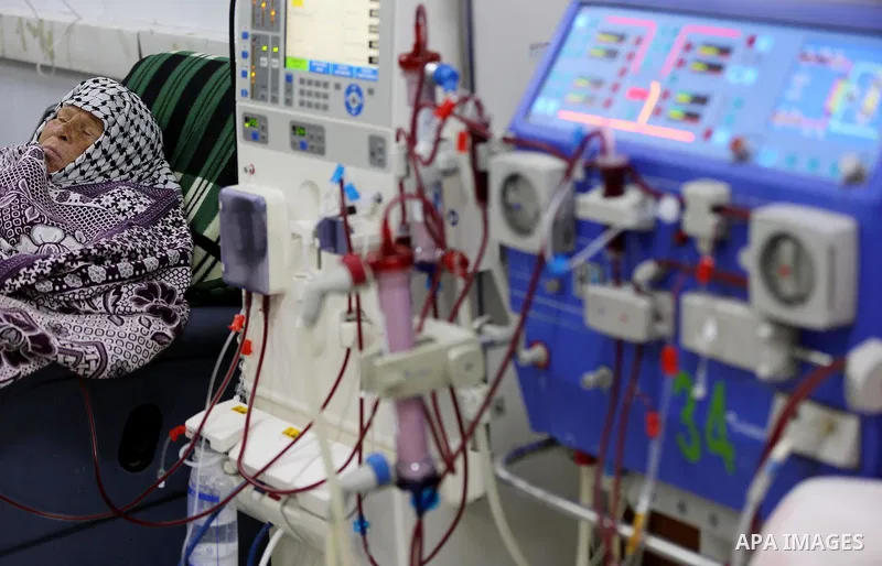 A Palestinian patient woman gets her kidneys washed at the dialysis department in the Al-Shifa hospital during the worsening crisis of power outages in Gaza City on April 29, 2017. Photo by Ashraf Amra