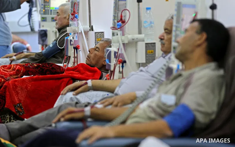 Palestinian patients get their kidneys washed at the dialysis department in the Al-Shifa hospital during the worsening crisis of power outages in Gaza City on April 29, 2017. Photo by Ashraf Amra
