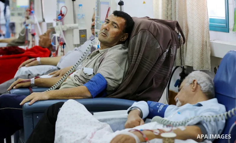 Palestinian patients get their kidneys washed at the dialysis department in the Al-Shifa hospital during the worsening crisis of power outages in Gaza City on April 29, 2017. Photo by Ashraf Amra