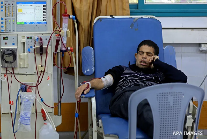 A Palestinian patient man gets his kidneys washed at the dialysis department in the Al-Shifa hospital during the worsening crisis of power outages in Gaza City on April 29, 2017. Photo by Ashraf Amra