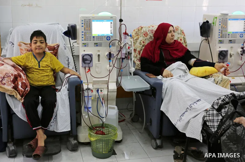 A Palestinian patient boy gets his kidneys washed at the dialysis department in the Al-Shifa hospital during the worsening crisis of power outages in Gaza City on April 29, 2017. Photo by Ashraf Amra