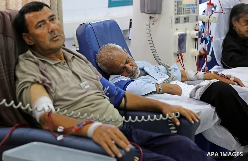 Palestinian patients get their kidneys washed at the dialysis department in the Al-Shifa hospital during the worsening crisis of power outages in Gaza City on April 29, 2017. Photo by Ashraf Amra