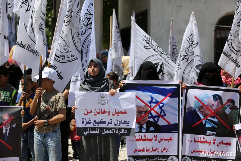 Palestinian supporters of Al-Ahrar movement hold banners during a protest against Palestinian President Mahmoud Abbas and Israeli blockade of the Gaza Strip, in Gaza city, on April 29, 2017. Photo by Ashraf Amra