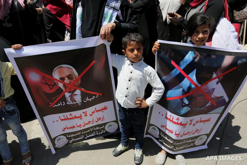 Palestinian supporters of Al-Ahrar movement hold banners during a protest against Palestinian President Mahmoud Abbas and Israeli blockade of the Gaza Strip, in Gaza city, on April 29, 2017. Photo by Ashraf Amra