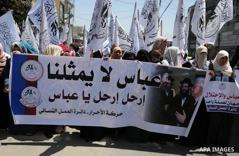 Palestinian supporters of Al-Ahrar movement hold banners during a protest against Palestinian President Mahmoud Abbas and Israeli blockade of the Gaza Strip, in Gaza city, on April 29, 2017. Photo by Ashraf Amra