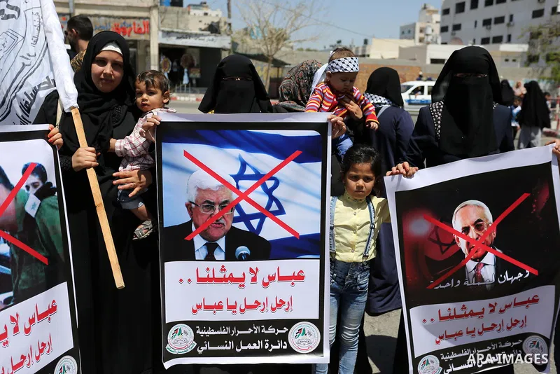Palestinian supporters of Al-Ahrar movement hold banners during a protest against Palestinian President Mahmoud Abbas and Israeli blockade of the Gaza Strip, in Gaza city, on April 29, 2017. Photo by Ashraf Amra