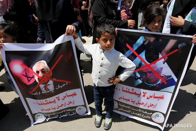 Palestinian supporters of Al-Ahrar movement hold banners during a protest against Palestinian President Mahmoud Abbas and Israeli blockade of the Gaza Strip, in Gaza city, on April 29, 2017. Photo by Ashraf Amra