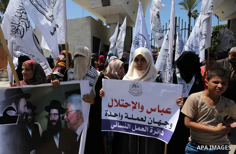 Palestinian supporters of Al-Ahrar movement hold banners during a protest against Palestinian President Mahmoud Abbas and Israeli blockade of the Gaza Strip, in Gaza city, on April 29, 2017. Photo by Ashraf Amra