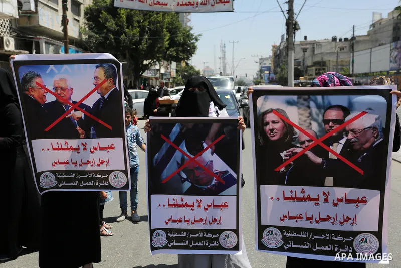 Palestinian supporters of Al-Ahrar movement hold banners during a protest against Palestinian President Mahmoud Abbas and Israeli blockade of the Gaza Strip, in Gaza city, on April 29, 2017. Photo by Ashraf Amra