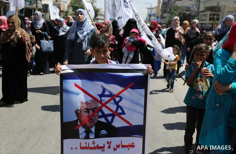 Palestinian supporters of Al-Ahrar movement hold banners during a protest against Palestinian President Mahmoud Abbas and Israeli blockade of the Gaza Strip, in Gaza city, on April 29, 2017. Photo by Ashraf Amra
