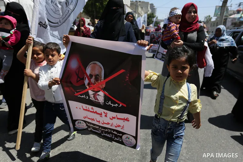 Palestinian supporters of Al-Ahrar movement hold banners during a protest against Palestinian President Mahmoud Abbas and Israeli blockade of the Gaza Strip, in Gaza city, on April 29, 2017. Photo by Ashraf Amra