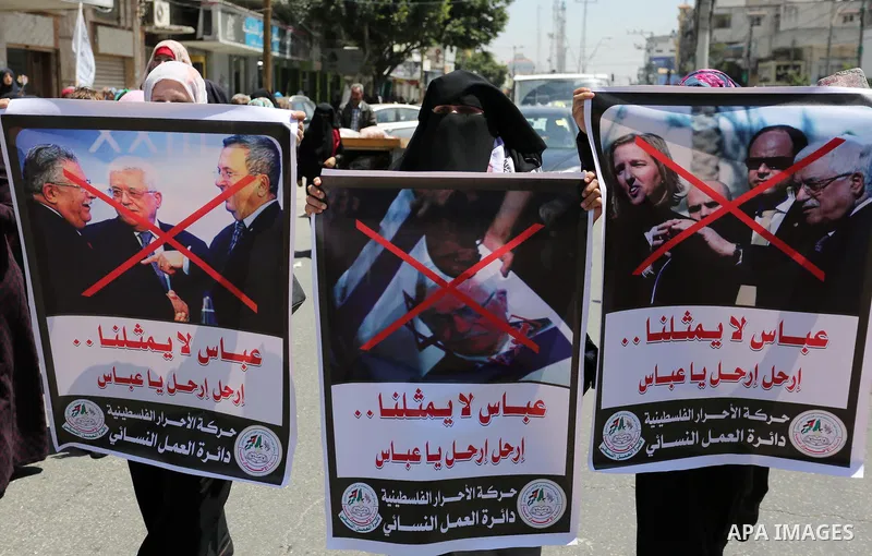 Palestinian supporters of Al-Ahrar movement hold banners during a protest against Palestinian President Mahmoud Abbas and Israeli blockade of the Gaza Strip, in Gaza city, on April 29, 2017. Photo by Ashraf Amra