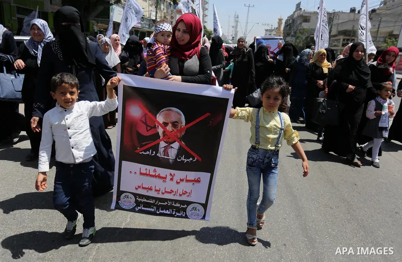 Palestinian supporters of Al-Ahrar movement hold banners during a protest against Palestinian President Mahmoud Abbas and Israeli blockade of the Gaza Strip, in Gaza city, on April 29, 2017. Photo by Ashraf Amra