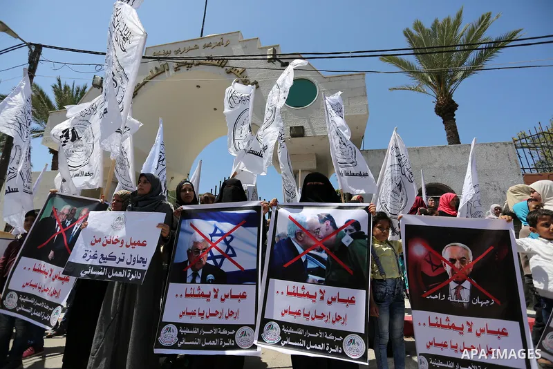 Palestinian supporters of Al-Ahrar movement hold banners during a protest against Palestinian President Mahmoud Abbas and Israeli blockade of the Gaza Strip, in Gaza city, on April 29, 2017. Photo by Ashraf Amra